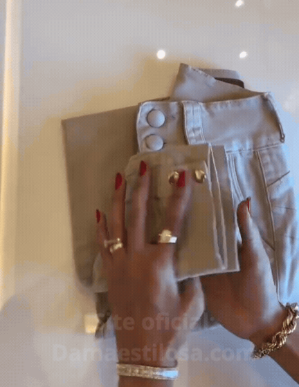 Modelo demonstrando a modelagem da Calça Jeans Mega BumBum
